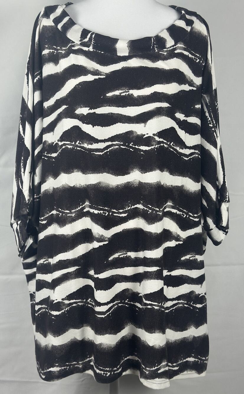 Dear Scarlett Black & White Abstract Brushstroke Top – NWT – Size 2X Plus Size